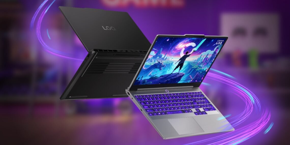 Mor ışıklı sahnede önden ve arkadan görünen iki Lenovo LOQ Essential oyun dizüstü bilgisayarı