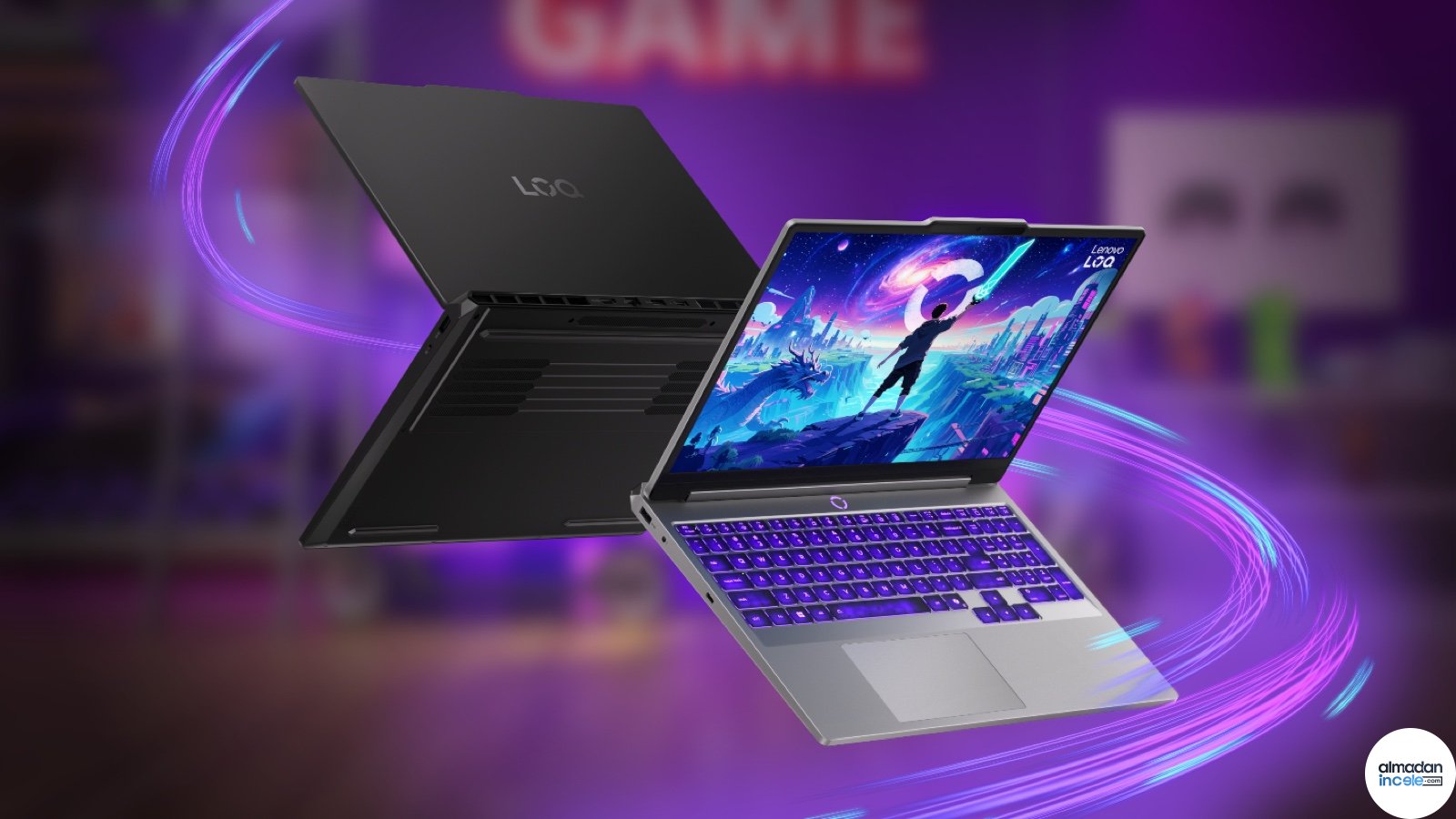 Mor ışıklı sahnede önden ve arkadan görünen iki Lenovo LOQ Essential oyun dizüstü bilgisayarı