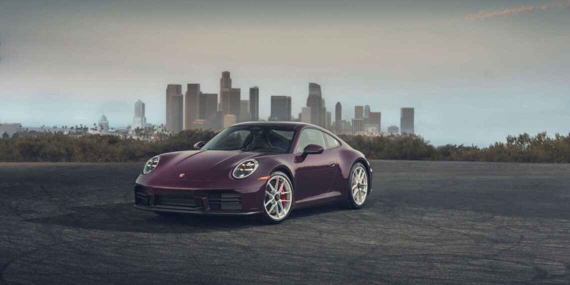 Los Angeles silüeti önünde koyu mor Porsche 911 Carrera S MT Package otomobil