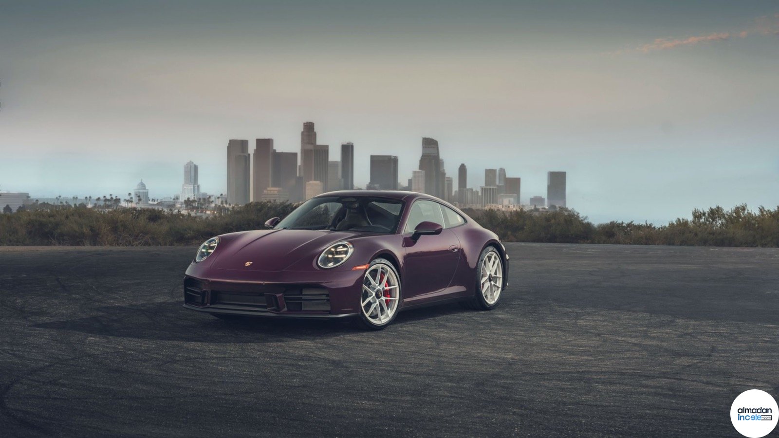Los Angeles silüeti önünde koyu mor Porsche 911 Carrera S MT Package otomobil