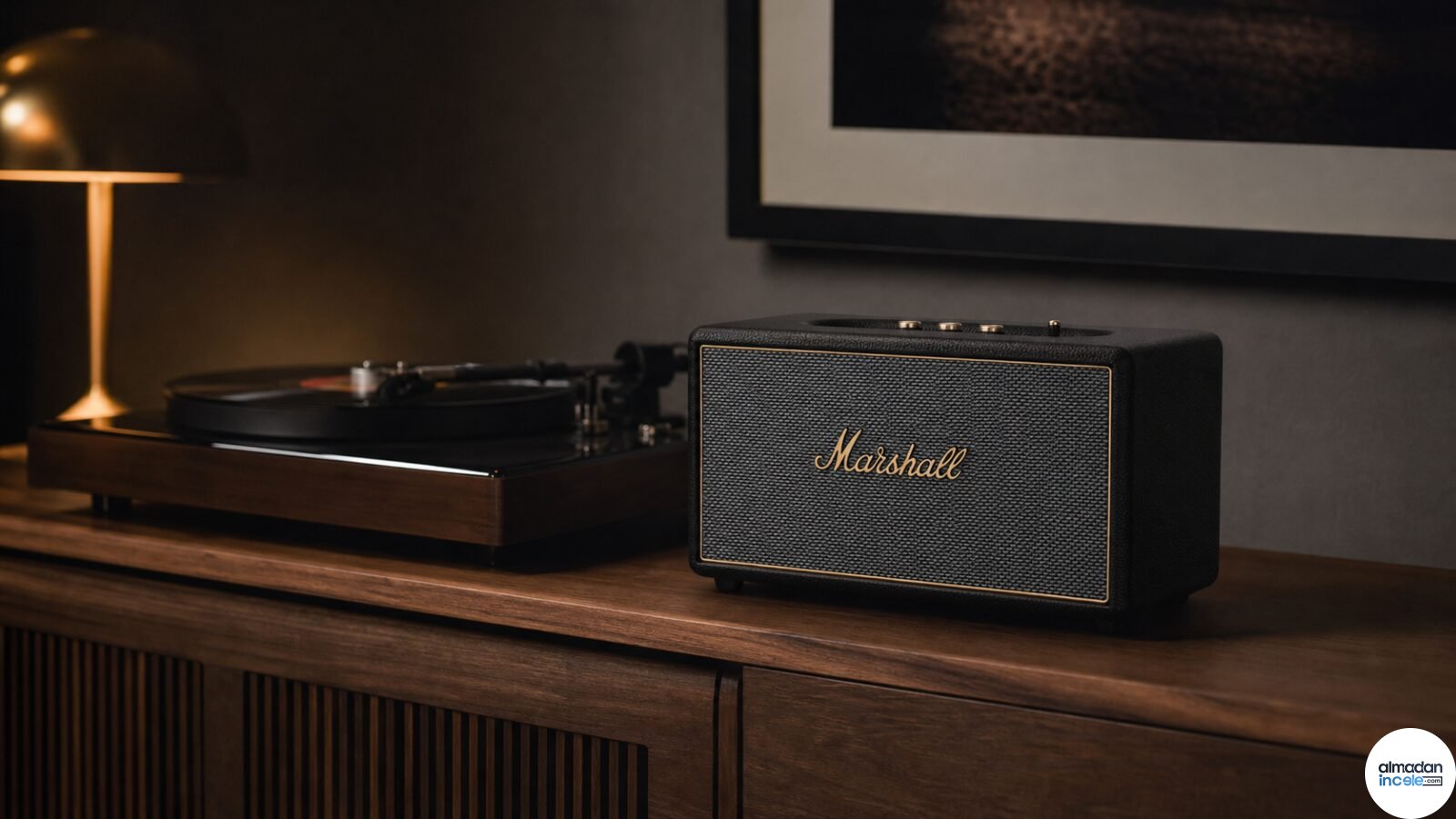 Ahşap konsol üzerinde siyah Marshall Stanmore IV hoparlör ve pikap