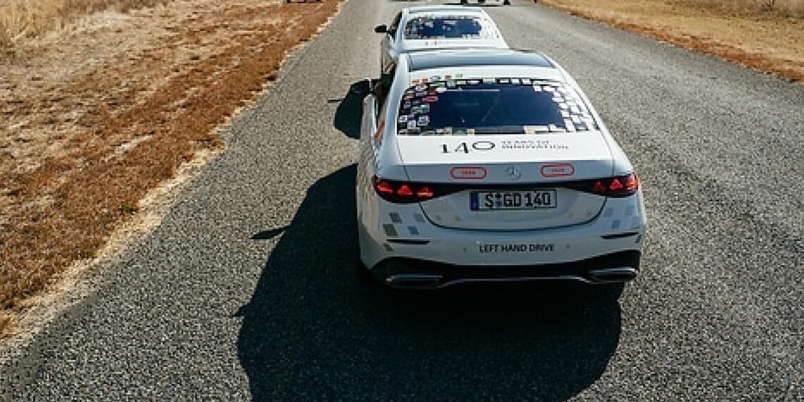 Afrika kırsal yolunda ilerleyen 140 yıl dünya turu Mercedes S-Serisi konvoyu