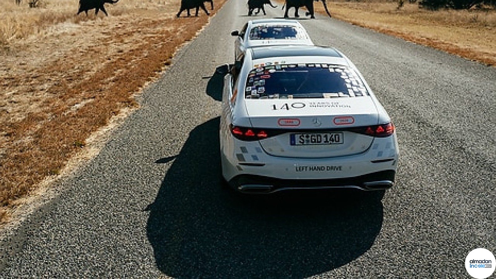 Afrika kırsal yolunda ilerleyen 140 yıl dünya turu Mercedes S-Serisi konvoyu