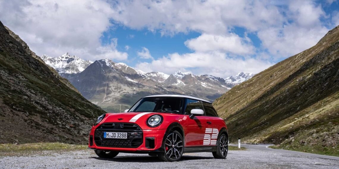 Dağ yolunda kırmızı ve beyaz MINI 1965 John Cooper Works Victory Edition