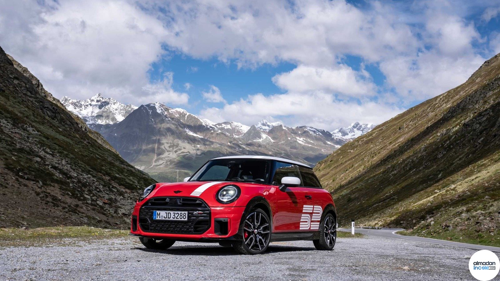 Dağ yolunda kırmızı ve beyaz MINI 1965 John Cooper Works Victory Edition