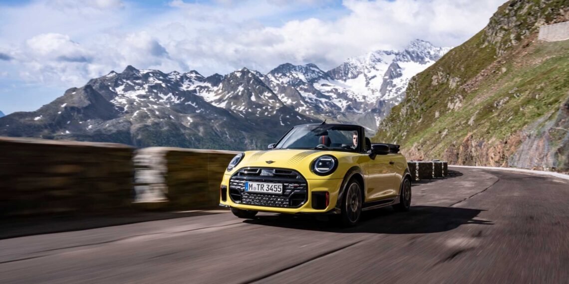 Dağ yolunda ilerleyen sarı MINI John Cooper Works Convertible otomobil