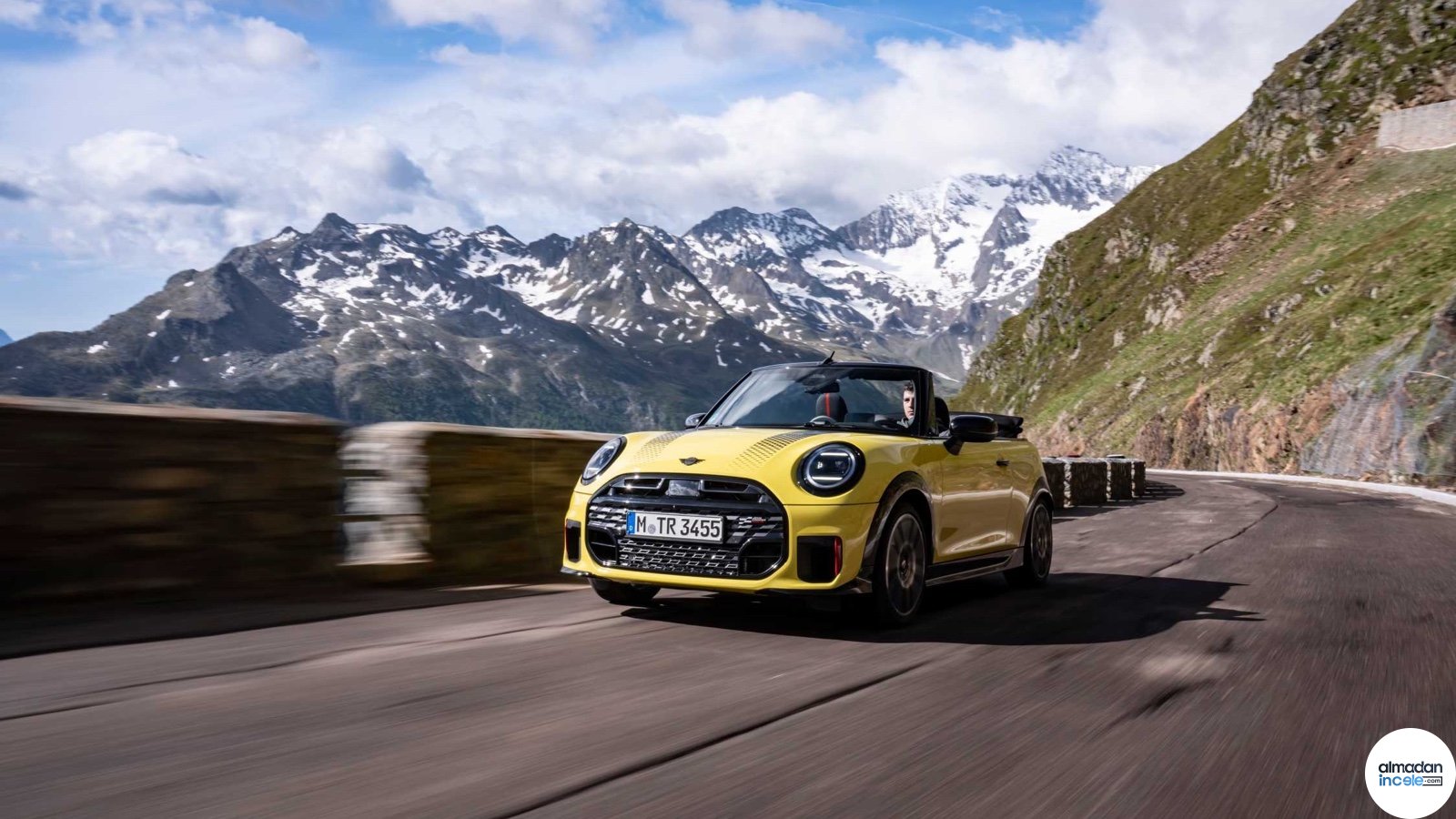 Dağ yolunda ilerleyen sarı MINI John Cooper Works Convertible otomobil