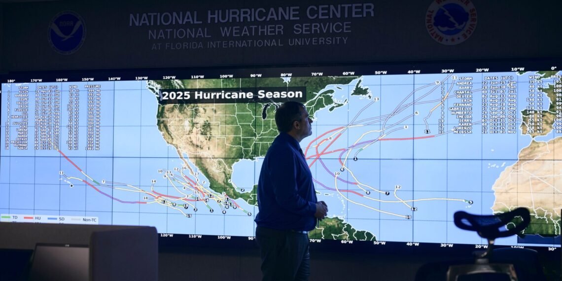 NOAA Ulusal Kasırga Merkezi’nde büyük fırtına rota ekranını inceleyen uzman