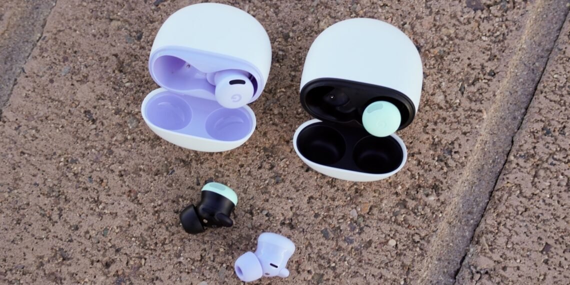 Farklı renklerde Google Pixel Buds Pro 2 kulaklıkların şarj kutularıyla açık alandaki ürün fotoğrafı