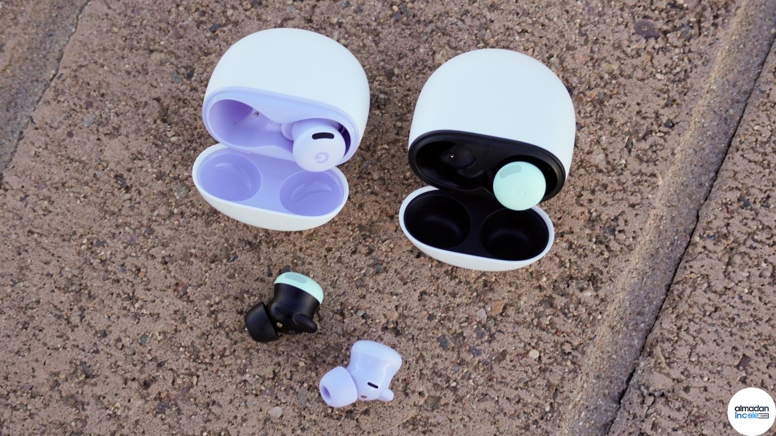 Farklı renklerde Google Pixel Buds Pro 2 kulaklıkların şarj kutularıyla açık alandaki ürün fotoğrafı