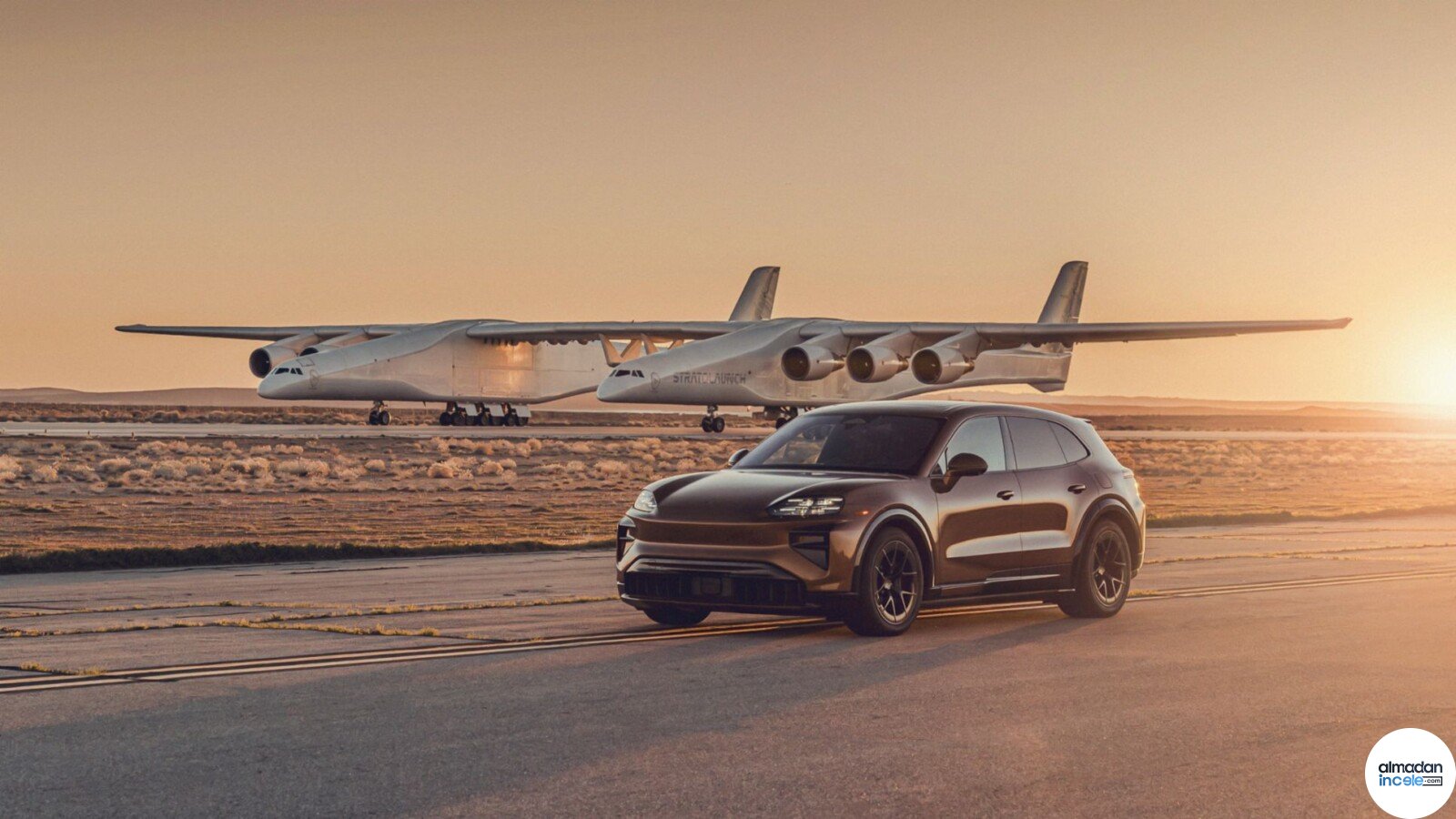 Pistte Porsche Cayenne Turbo Electric ve arkasında Stratolaunch Roc uçağı