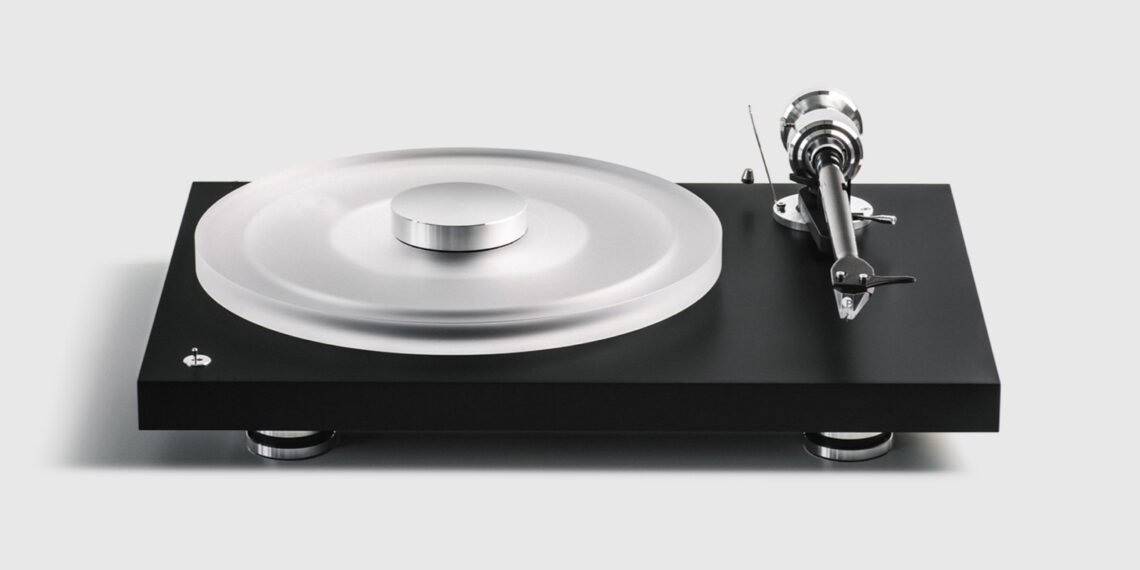 Açık gri fonda siyah gövdeli Pro-Ject Debut Reference 10 pikap ve şeffaf akrilik tabla