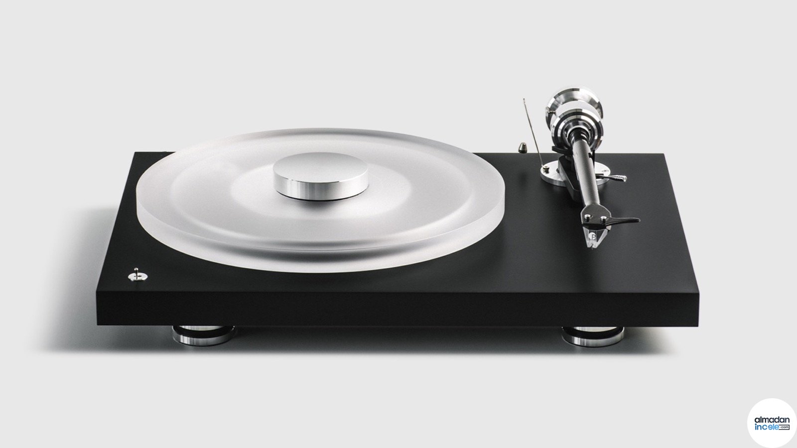 Açık gri fonda siyah gövdeli Pro-Ject Debut Reference 10 pikap ve şeffaf akrilik tabla