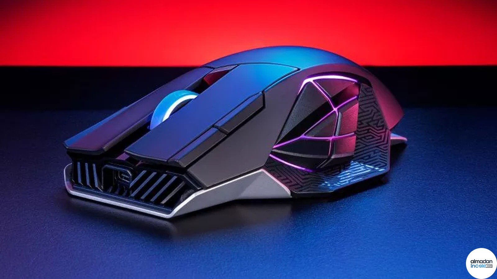 Kırmızı ve mavi ışık altında siyah ROG Gladius IV Ace kablosuz oyuncu faresi