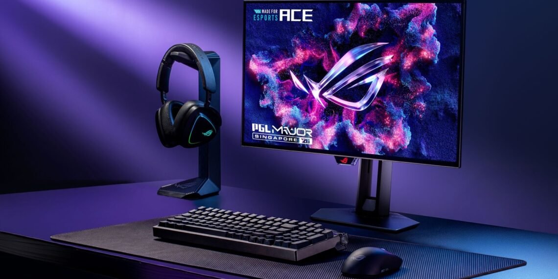 Mor ışıklı oyun masasında ROG Swift OLED PG259QWS Ace monitör, klavye ve kulaklık