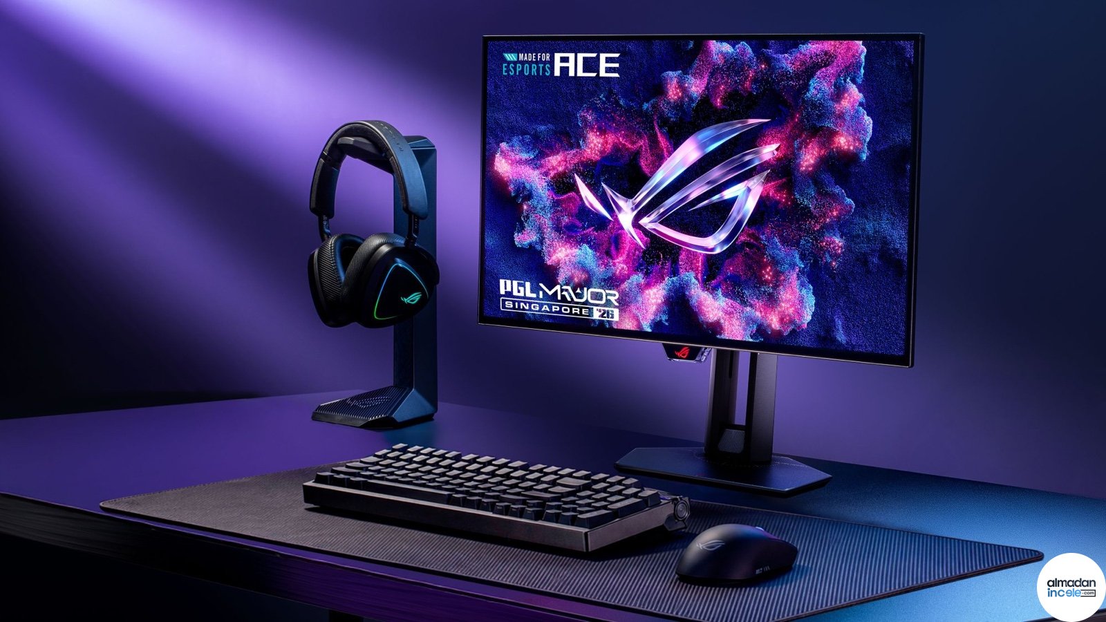Mor ışıklı oyun masasında ROG Swift OLED PG259QWS Ace monitör, klavye ve kulaklık