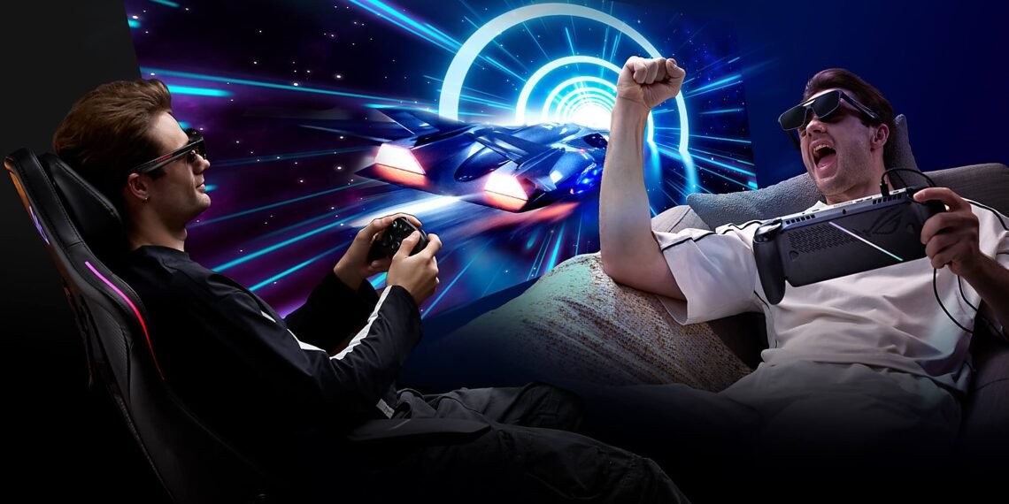 ROG XREAL R1 AR gözlüğüyle koltukta oyun oynayan iki kullanıcı