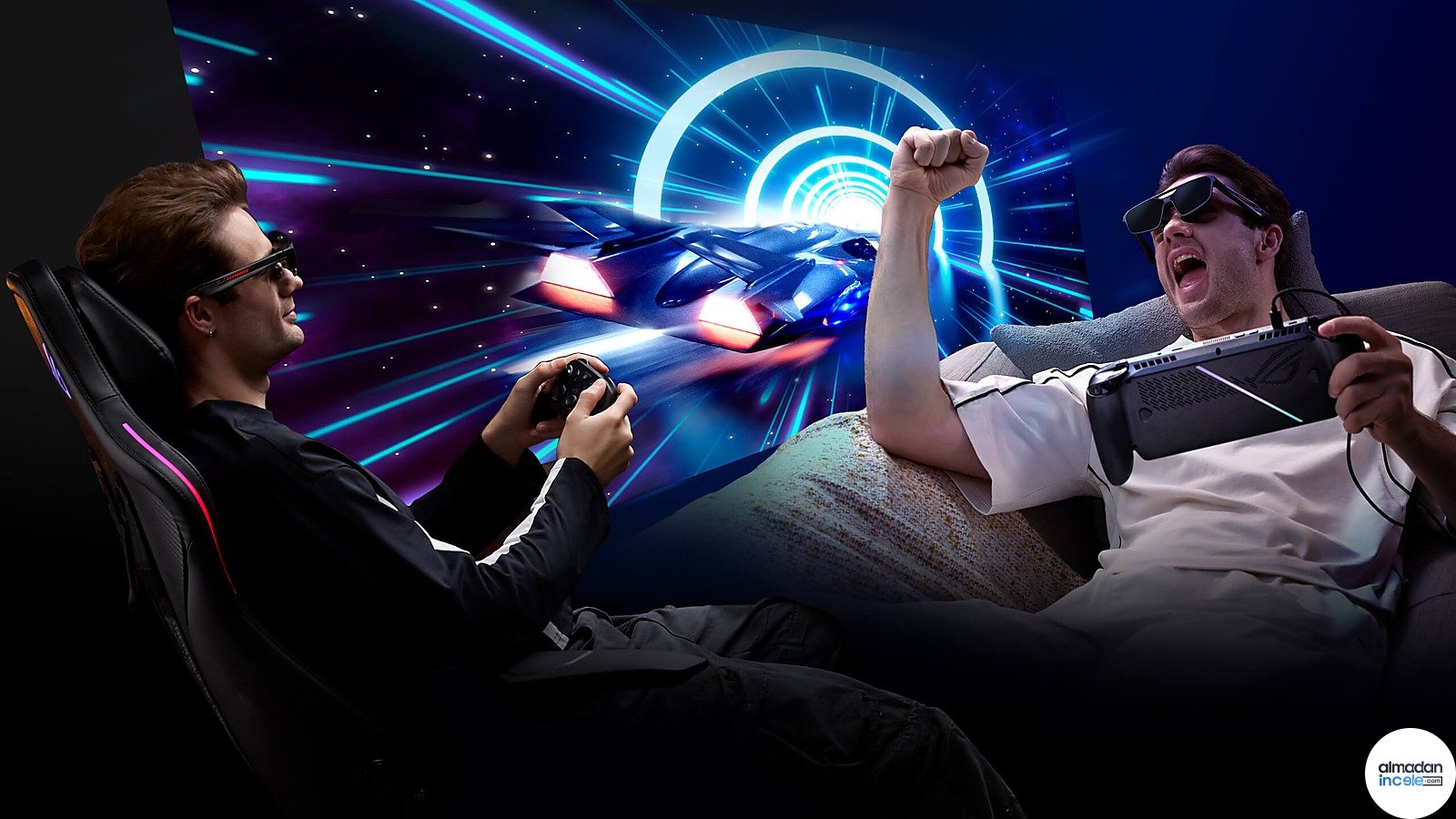 ROG XREAL R1 AR gözlüğüyle koltukta oyun oynayan iki kullanıcı