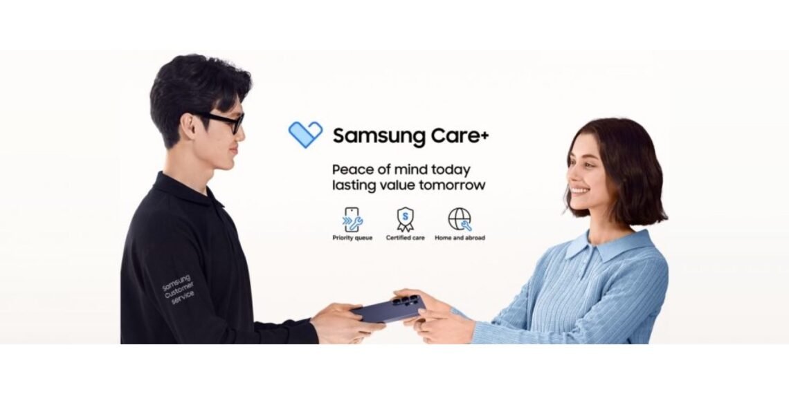 Samsung Care hizmet görevlisinin Galaxy telefonu kullanıcıya teslim ettiği resmi servis görseli