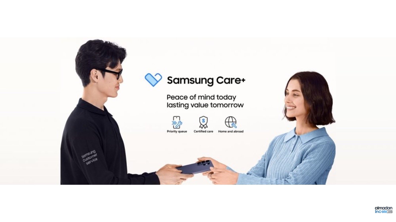 Samsung Care hizmet görevlisinin Galaxy telefonu kullanıcıya teslim ettiği resmi servis görseli