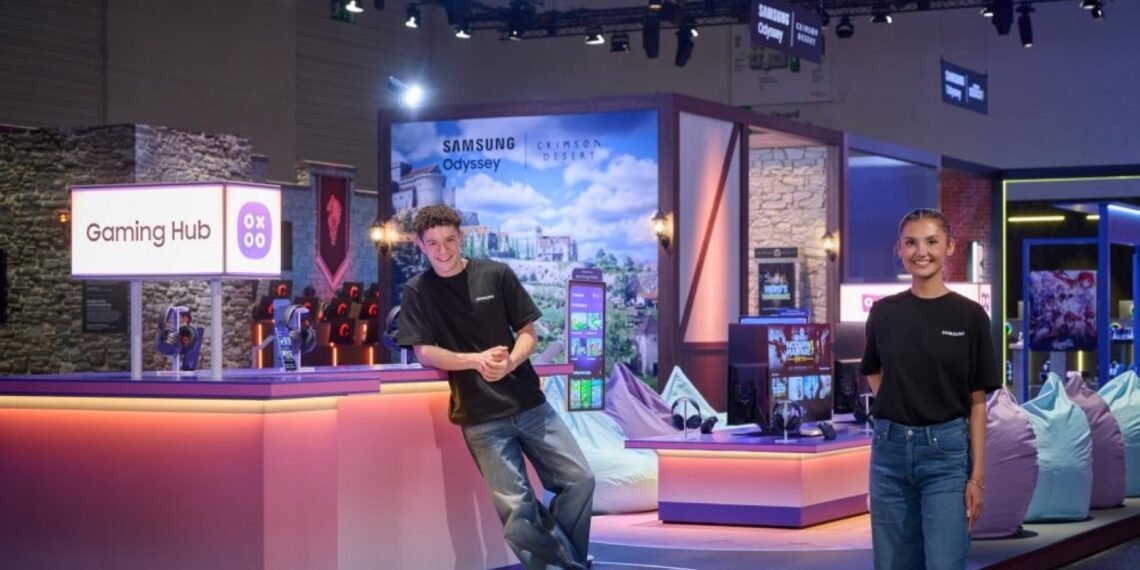 Gamescom fuarında Samsung Odyssey monitörleri ve Gaming Hub alanının bulunduğu renkli oyun standı