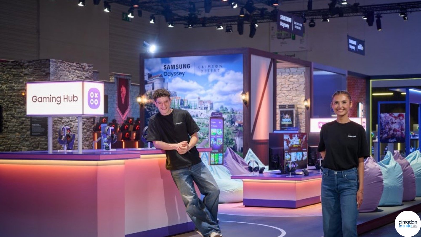 Gamescom fuarında Samsung Odyssey monitörleri ve Gaming Hub alanının bulunduğu renkli oyun standı