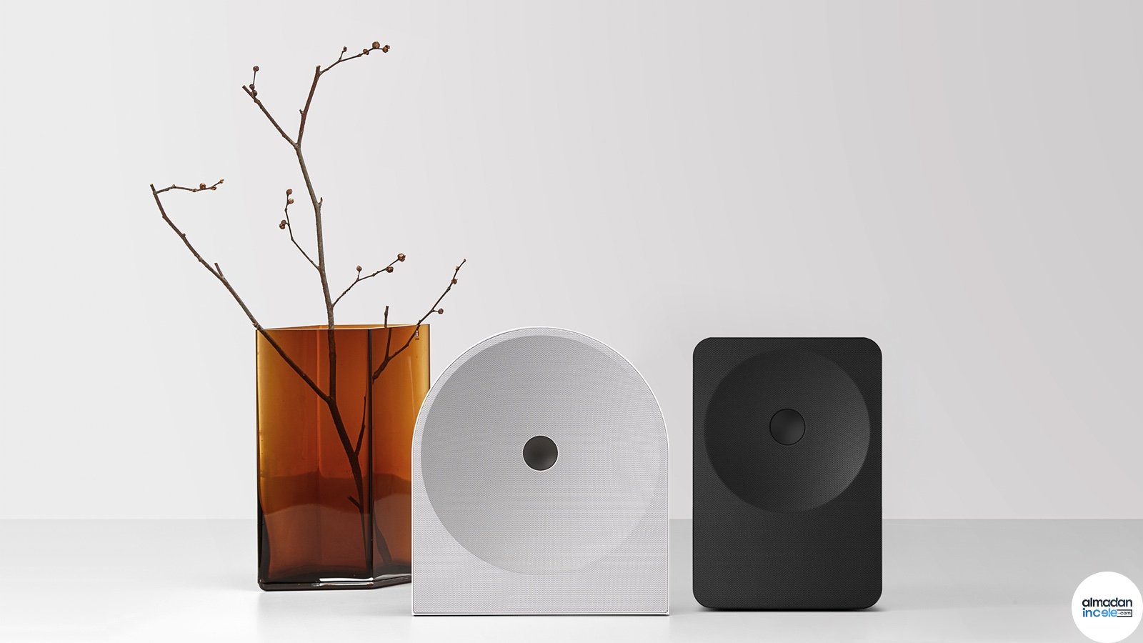 Dekoratif vazoyla birlikte siyah Samsung Music Studio 7 ve beyaz Music Studio hoparlör