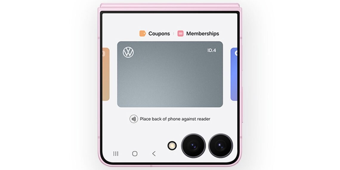 Galaxy Z Flip telefonda Volkswagen ID.4 dijital araç anahtarını gösteren Samsung Wallet ekranı