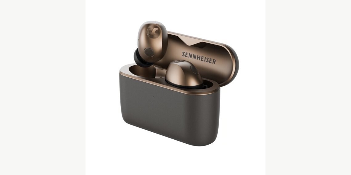 Beyaz fonda bronz Sennheiser MOMENTUM True Wireless 5 kulaklıklar ve açık şarj kutusu