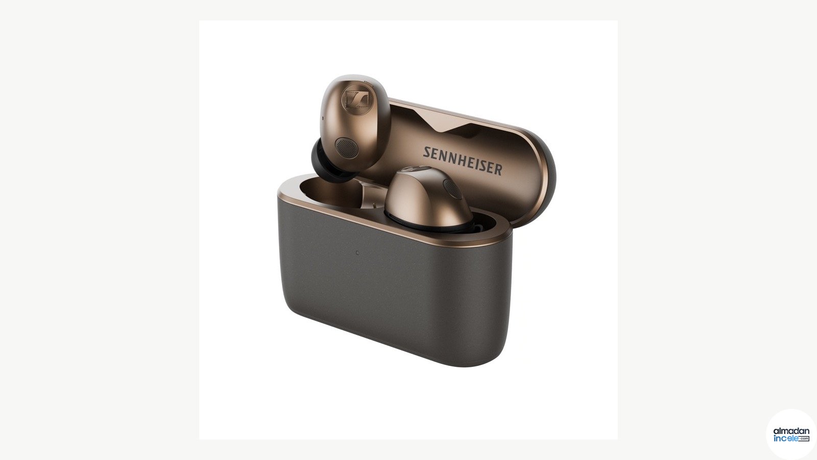 Beyaz fonda bronz Sennheiser MOMENTUM True Wireless 5 kulaklıklar ve açık şarj kutusu