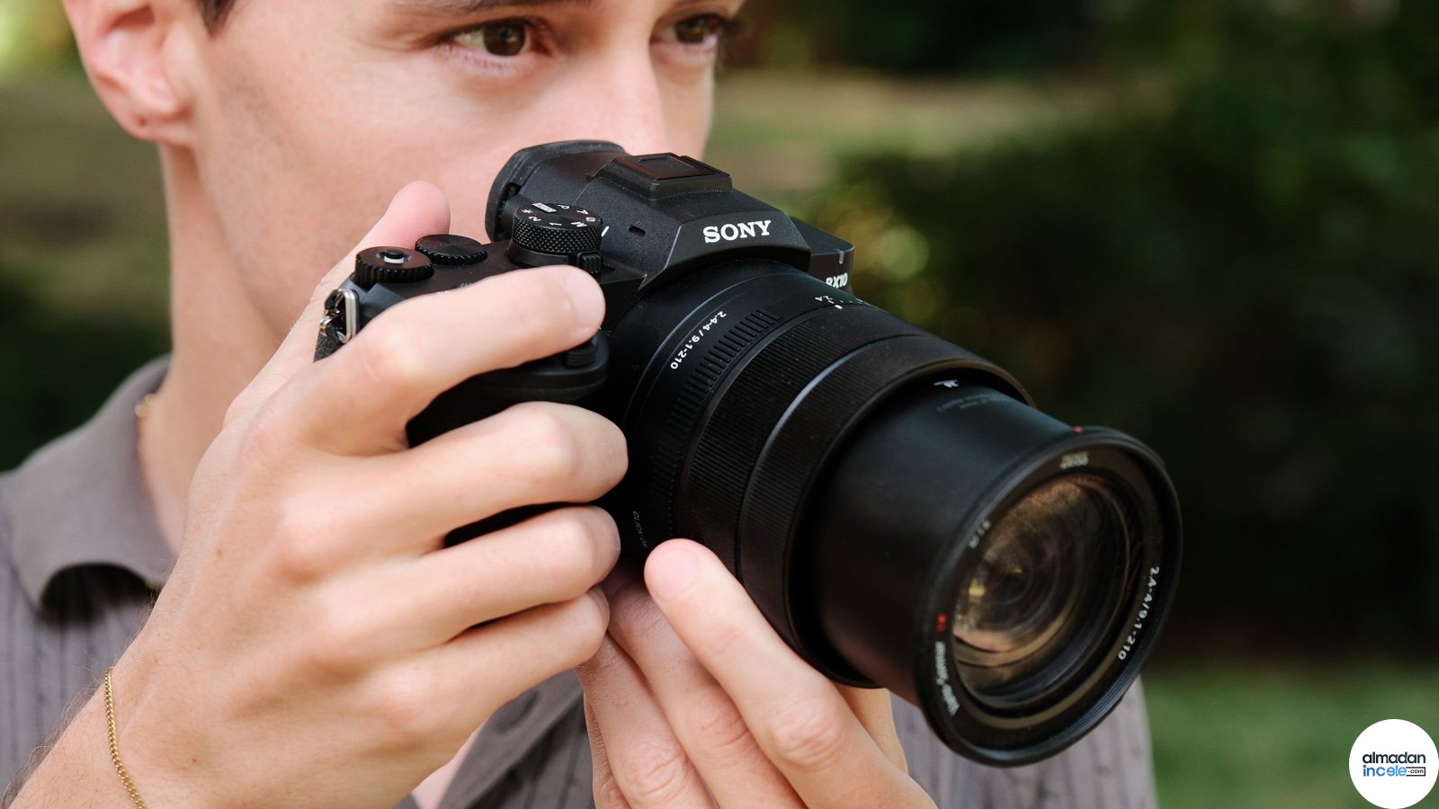 Doğa ortamında Sony RX10 V fotoğraf makinesiyle çekim yapan fotoğrafçı
