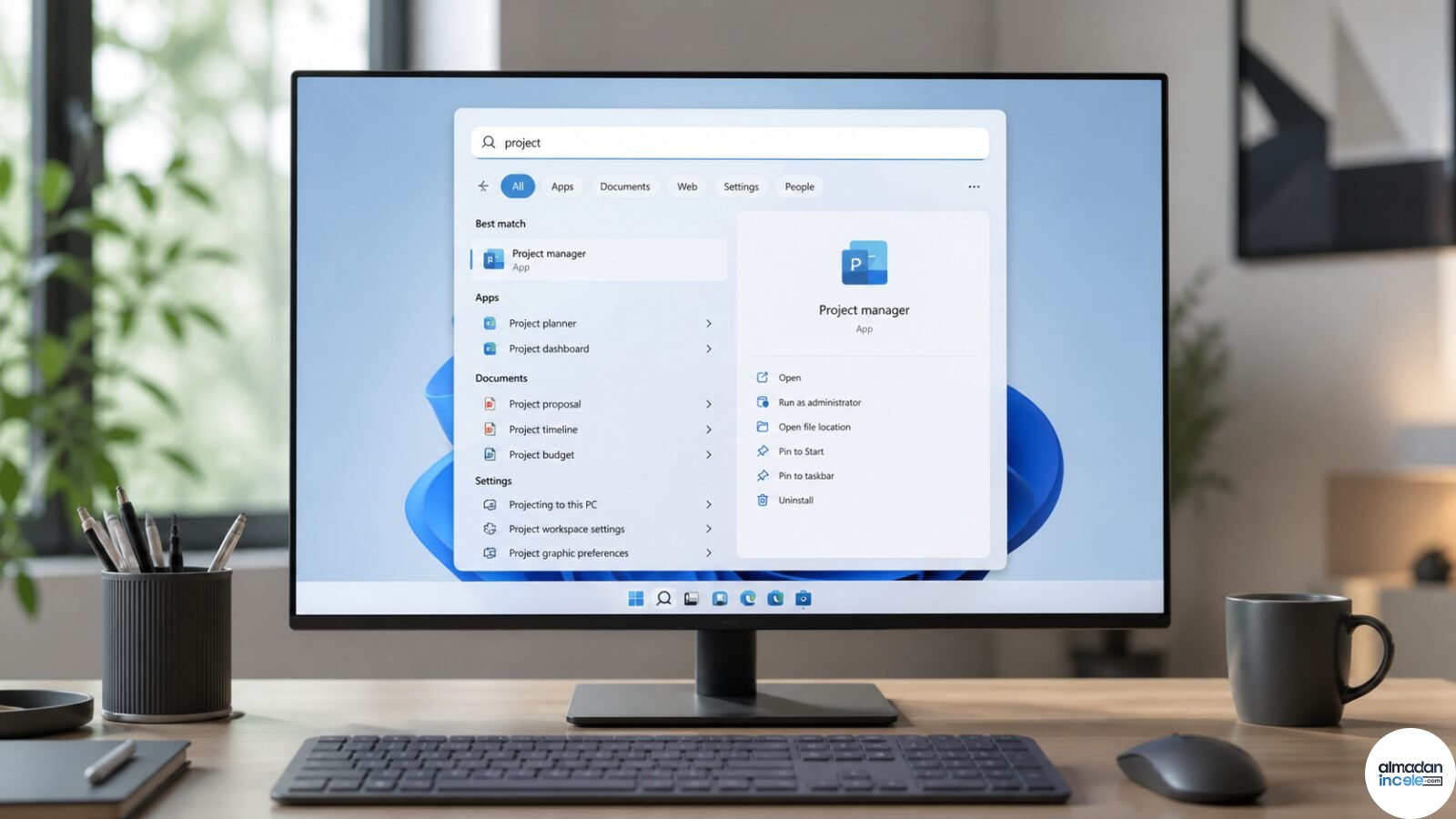 Masaüstü monitöründe açık, sadeleştirilmiş Windows 11 arama paneli