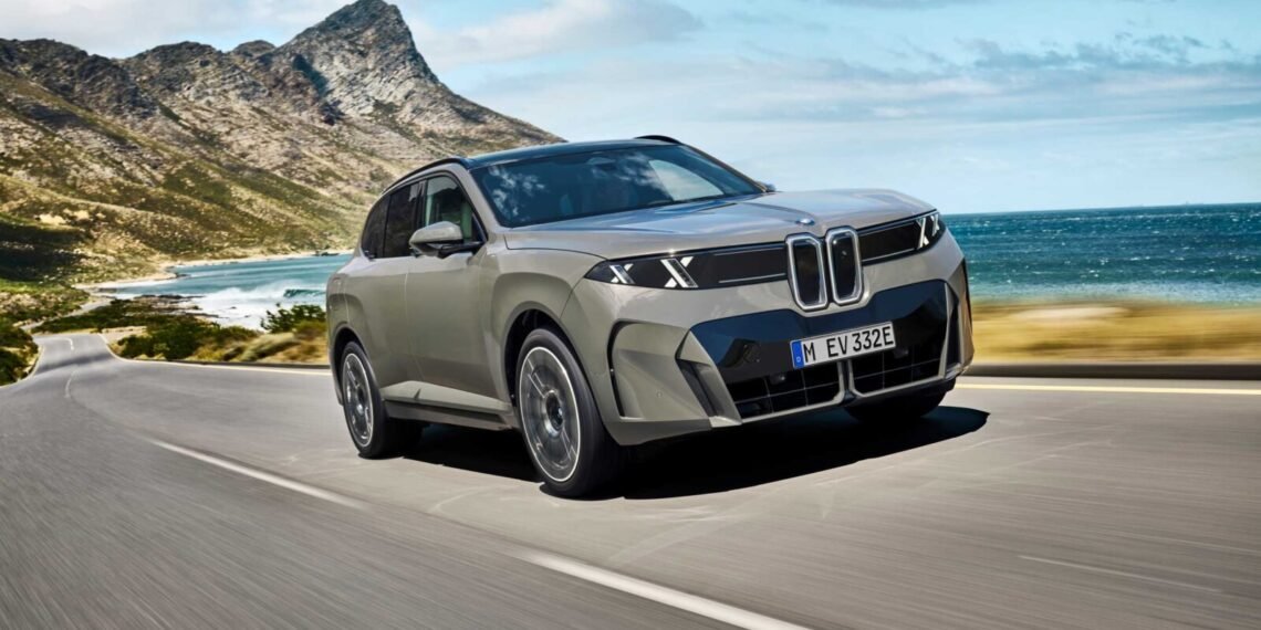 Sahil yolunda ilerleyen yeni nesil elektrikli BMW iX5 SUV