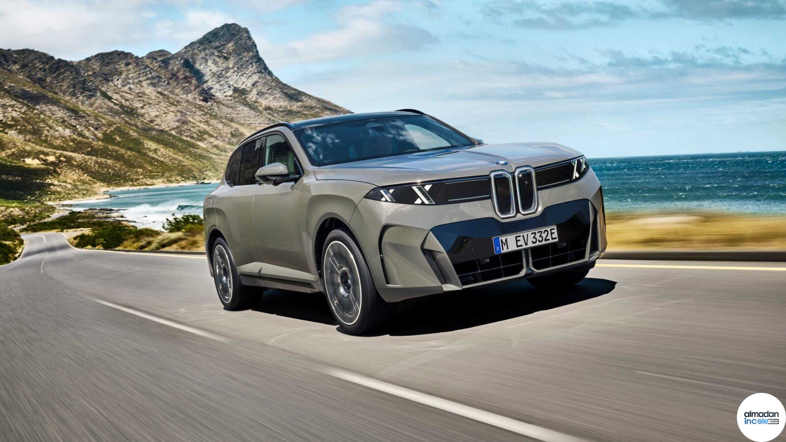 Sahil yolunda ilerleyen yeni nesil elektrikli BMW iX5 SUV