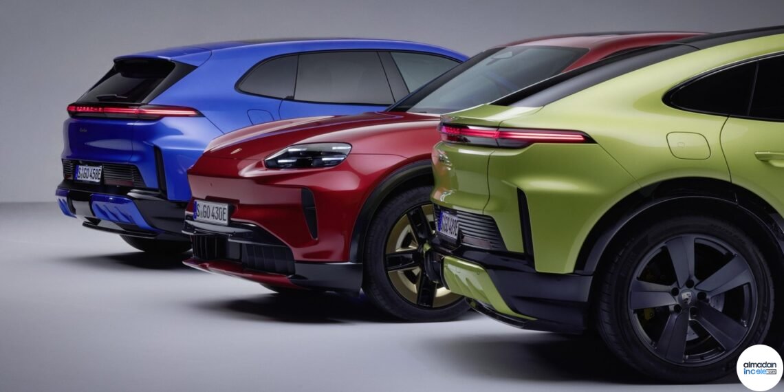 Farklı renklerde 2027 Porsche Cayenne Electric modellerinin resmi görünümü