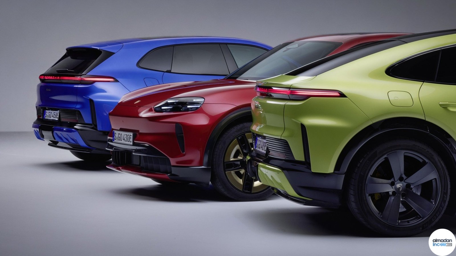 Farklı renklerde 2027 Porsche Cayenne Electric modellerinin resmi görünümü