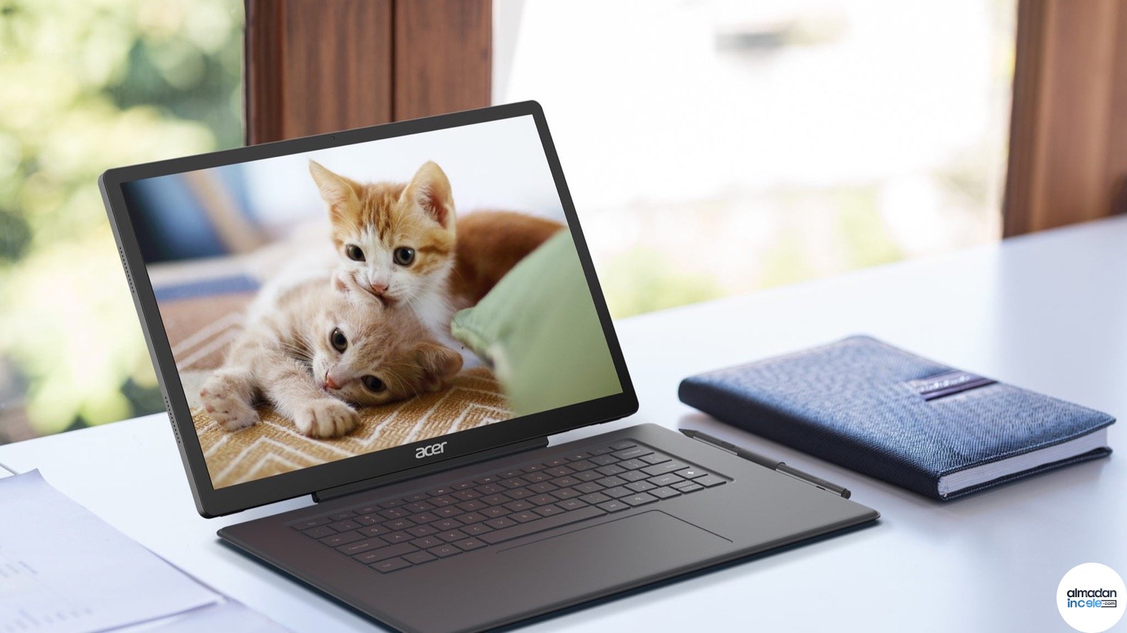 Masa üzerinde klavye ve kalemle kullanılan Acer Iconia X16 tablet