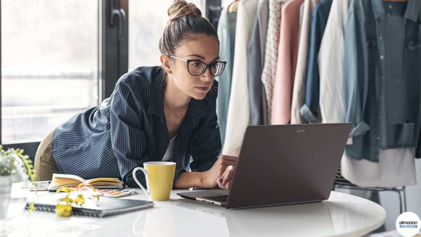 Acer Vero 16 dizüstü bilgisayar günlük kullanım sahnesinde