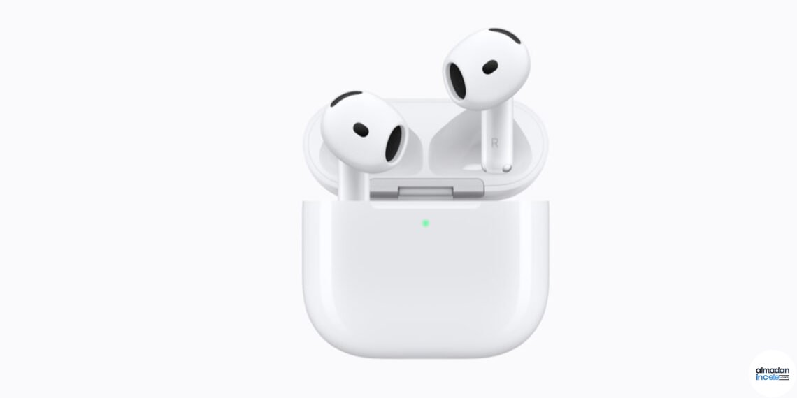 AirPods 5 kulaklıklar ve beyaz şarj kutusu