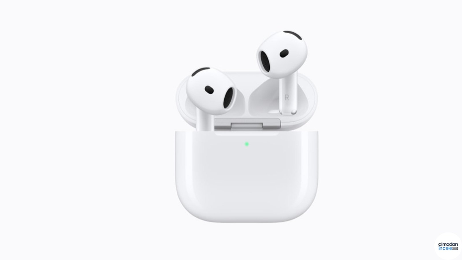AirPods 5 kulaklıklar ve beyaz şarj kutusu