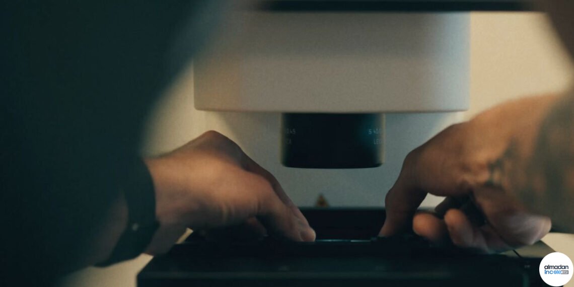 Yapay zekâ ajanı tarafından yönetilen robot kollu modern laboratuvar düzeneği