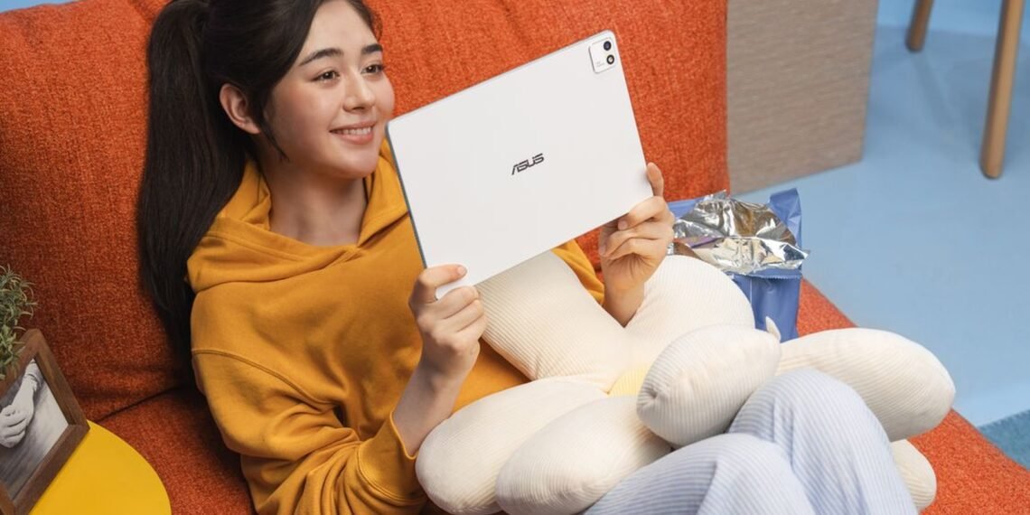 Koltuğa oturmuş kullanıcının elinde beyaz ASUS Pad T3201 tablet