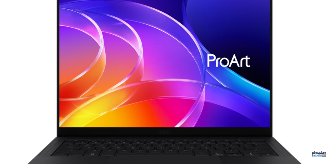Siyah ASUS ProArt P14 H7407 dizüstü bilgisayarın açık görünümü