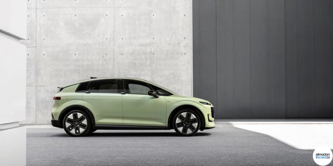 Audi A2 e-tron elektrikli otomobilin yolda üç çeyrek önden görünümü