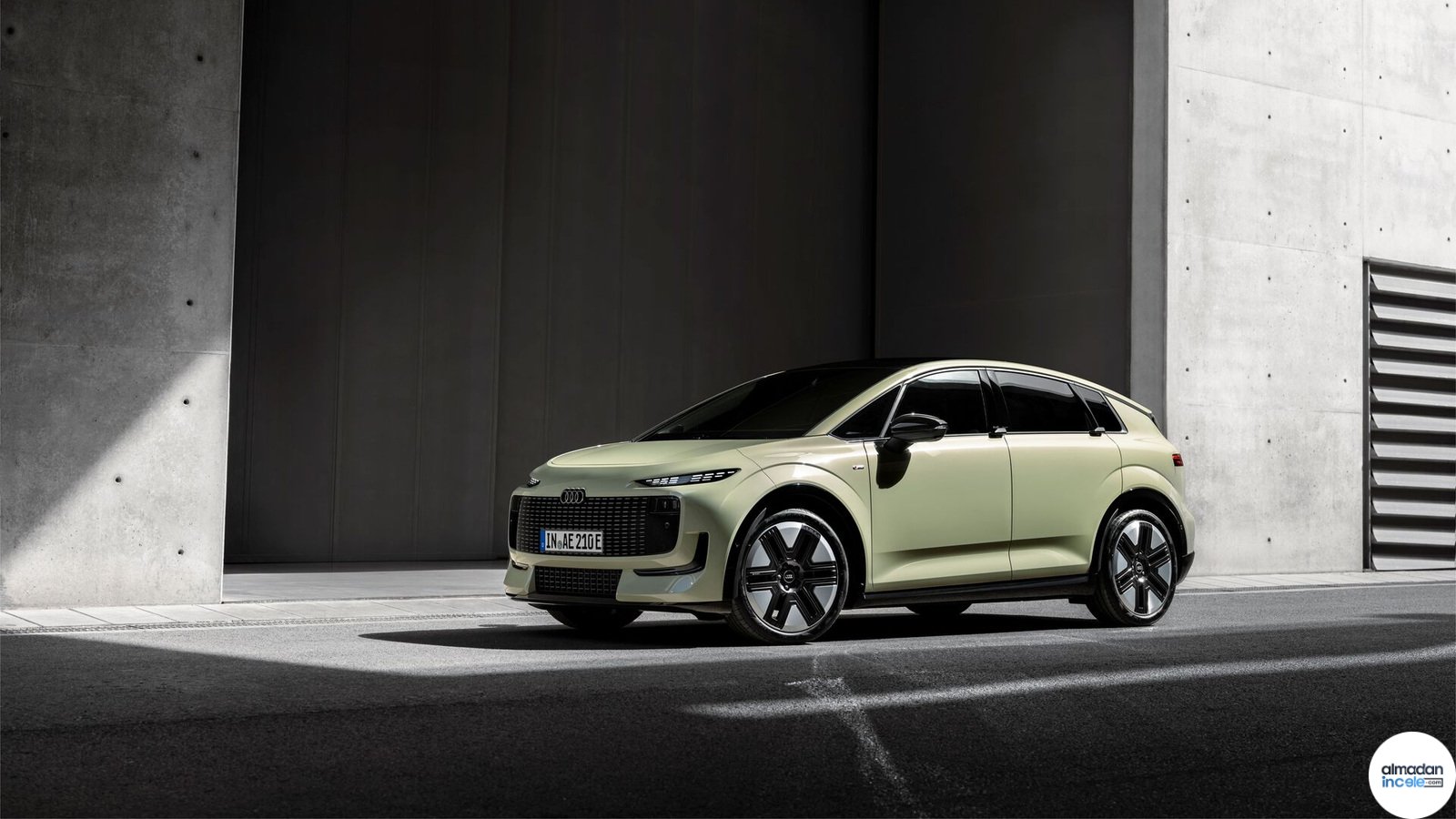 Fıstık yeşili Audi A2 e-tron dış mekânda önden üç çeyrek görünüm