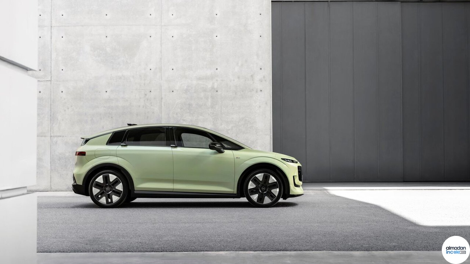 Audi A2 e-tron elektrikli otomobilin yolda üç çeyrek önden görünümü