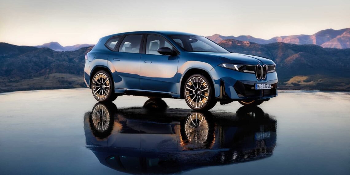 Dağlık manzara önünde mavi BMW iX3 elektrikli otomobil