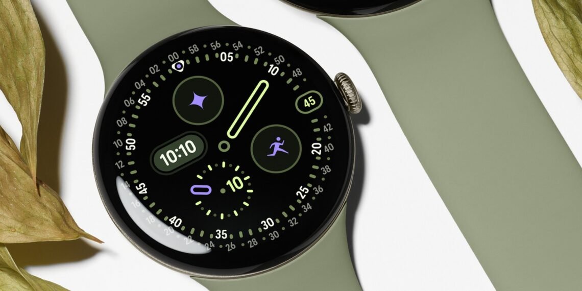 Zeytin yeşili kayışlı Google Pixel Watch 5 akıllı saatlerin yakın plan görünümü