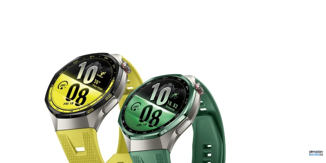 Huawei Watch GT 7 Pro akıllı saat; titanyum kasa ve yeşil spor kayışı