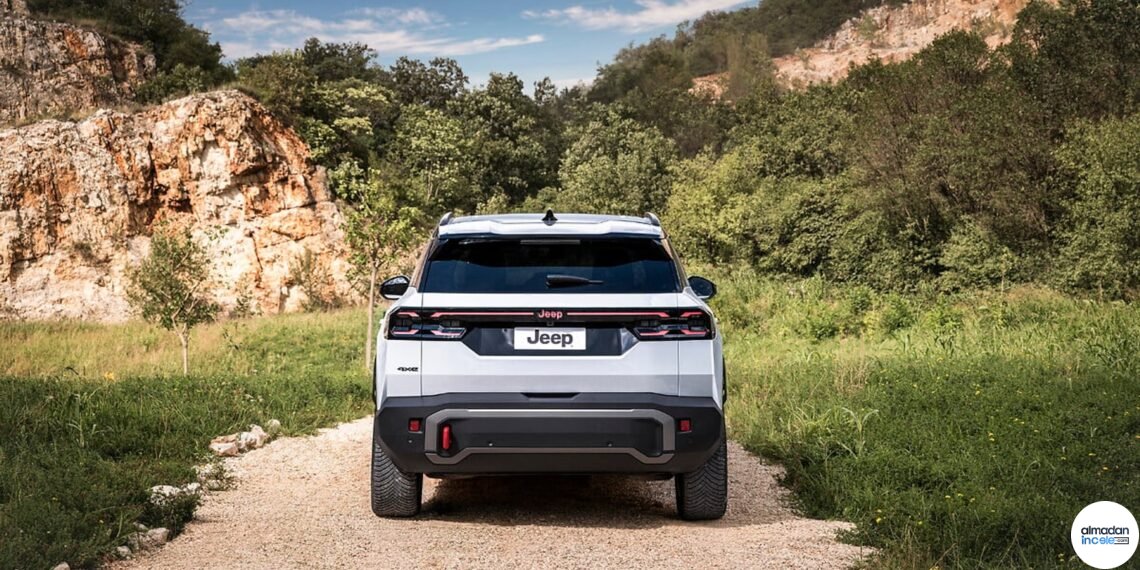 Yeni Jeep Compass 4xe elektrikli SUV arazi sürüşünde